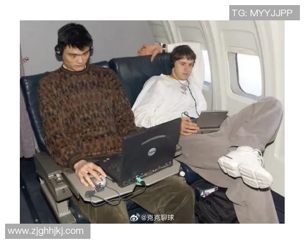 姚明机场偶遇引发粉丝热议照片瞬间刷爆社交媒体