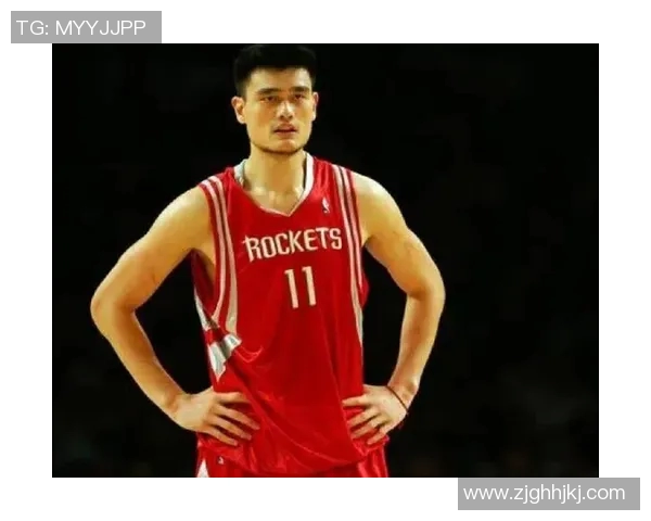 姚明的照片背后故事揭示了他的篮球传奇与人生旅程的精彩瞬间