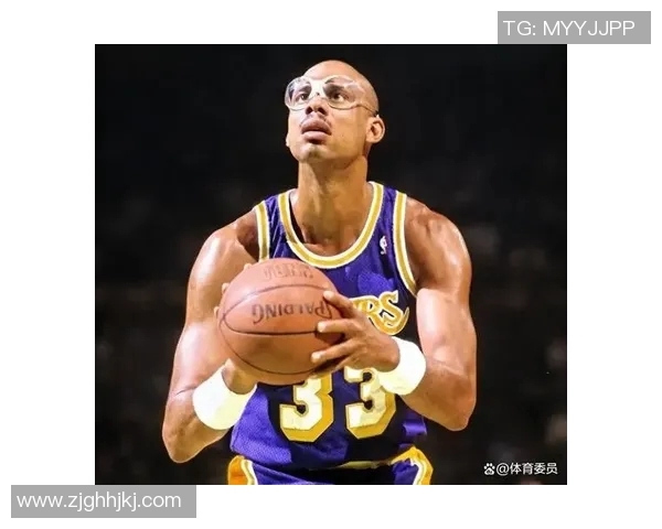 卡里姆阿卜杜尔贾巴尔的传奇人生超越篮球领域的多重成就与影响