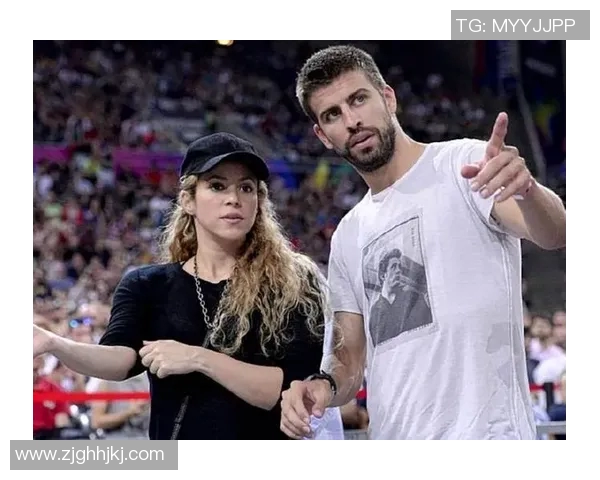 哪位足球明星对美丽女性情有独钟深情款款引发关注与热议